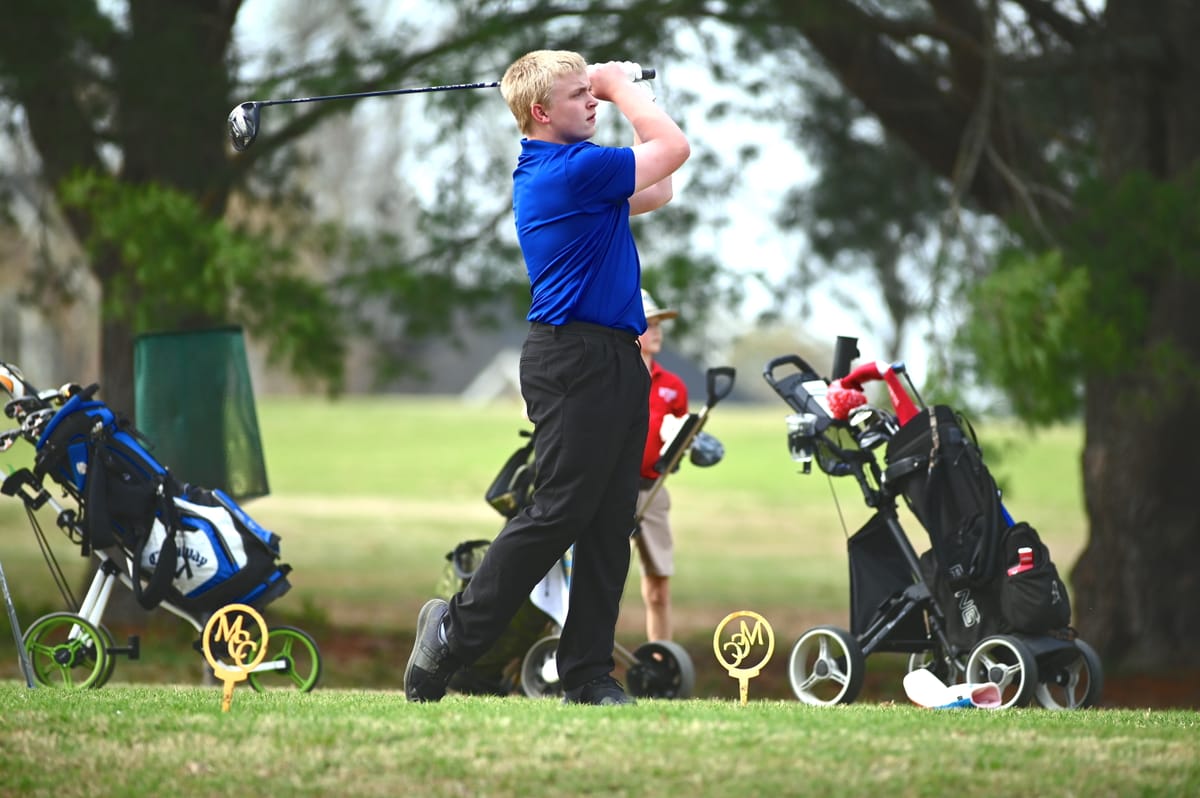 Pioneers shave strokes, Raiders set pace